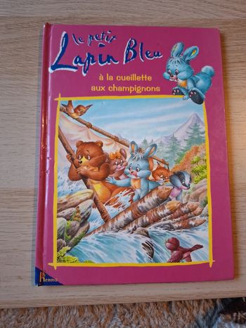 Le petit lapin bleu à la cueillette aux champignons