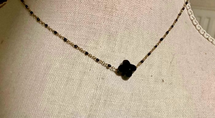 Collier chaîne acier inoxydable or perles et trèfle noirs