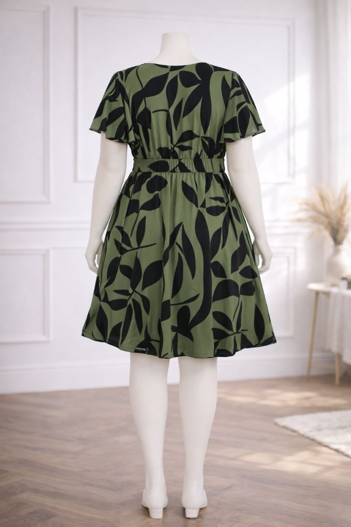 Robe patineuse d été manches courtes volantées verte militaire et noire Femme taille 54 marque Boohoo 💍 - photo numéro 6