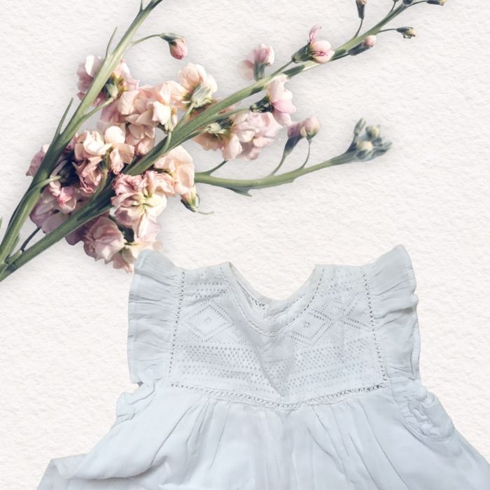 Magnifique Robe blanche sans manches Vertbaudet taille 9 mois bébé fille - photo numéro 3