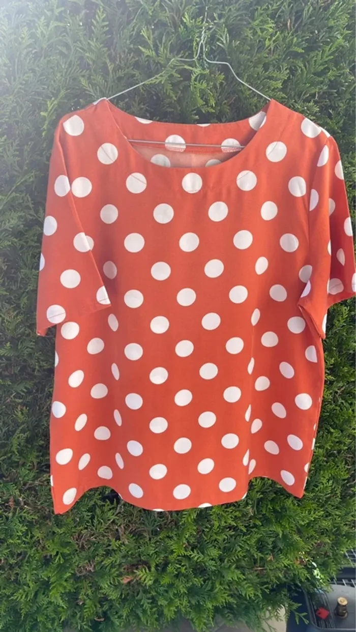 Petit haut orangé à pois blancs