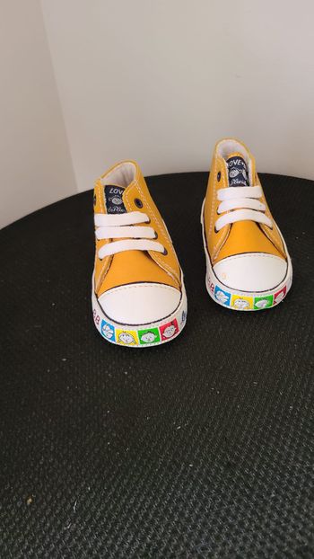 bébé garçon basket chausson bébé moutarde la planète bébé