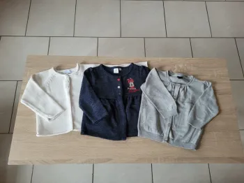 Lot de 3 gilets fille en 18 mois