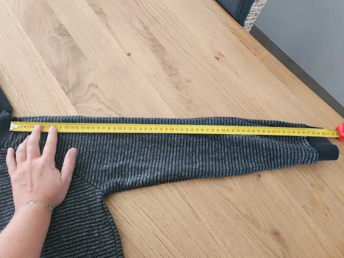 Pull à capuche taille 12 ans Gemo bon état noir et gris à rayures - photo numéro 6