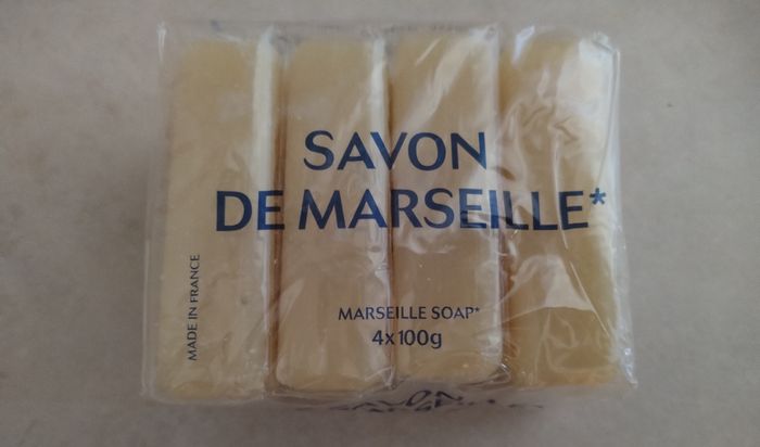 Lot de deux paquets de 8 savons de Marseille  8x100gr neufs