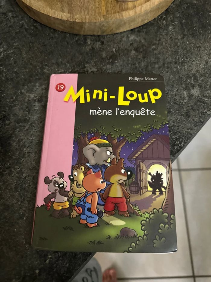 Livre mini loup mène l'enquête