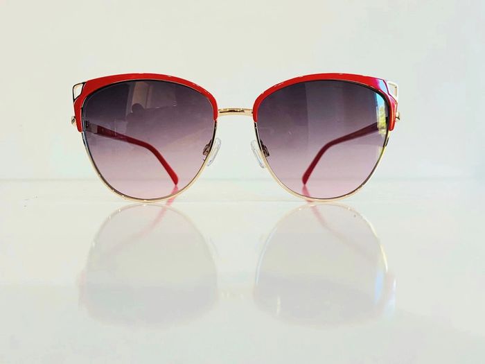 Lunette de soleil femme cats rouge et dorée verres dégradés UV protection catégorie 2 - photo numéro 2