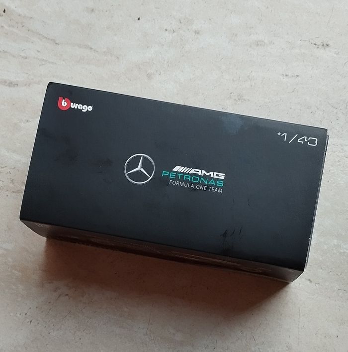 Voiture de collection Bburago Lewis Hamilton Mercedes -AMG F1 Hamilton - photo numéro 2