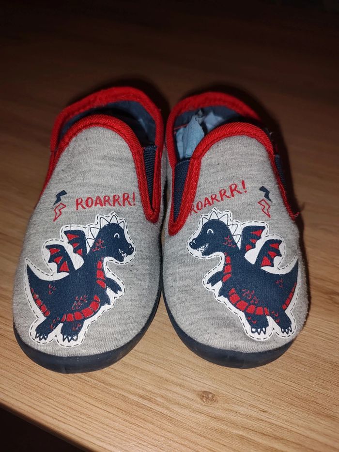 Pantoufles motif dragon pointure 25