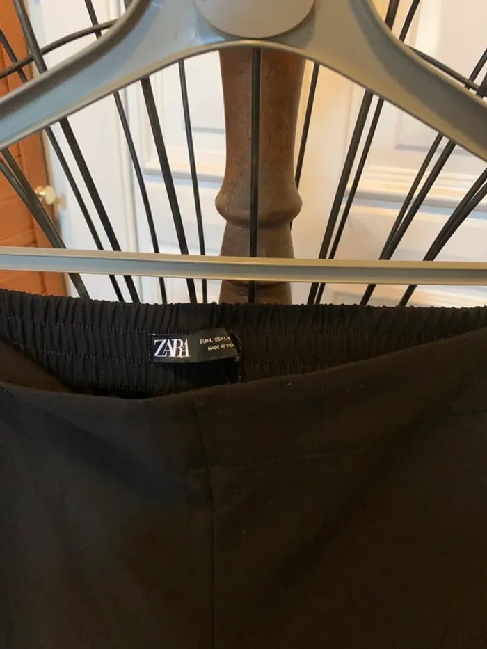 Pantalon noire à boutons sur le devant - photo numéro 2