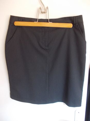 Jolie jupe crayon femme noir fines rayures 40 K Woman comme neuve