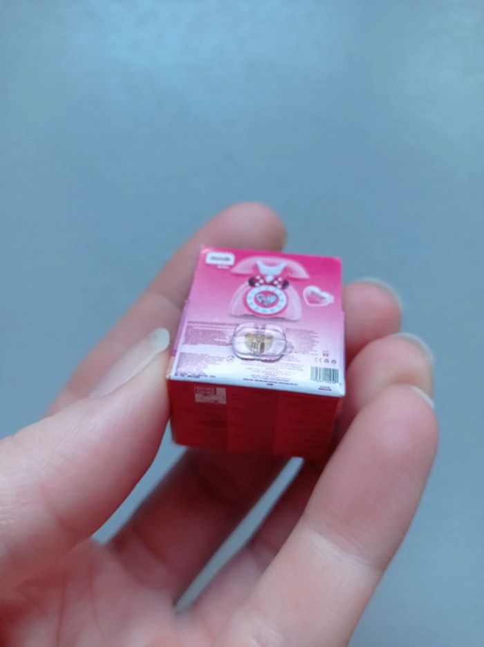 Mini téléphone or Minnie Disney store mini brands - photo numéro 3