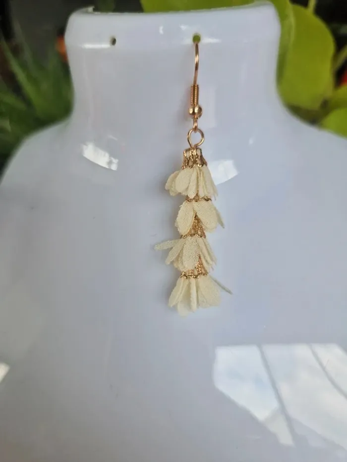 Boucles d'oreilles fantaisies dorées petites fleurs crème - photo numéro 3