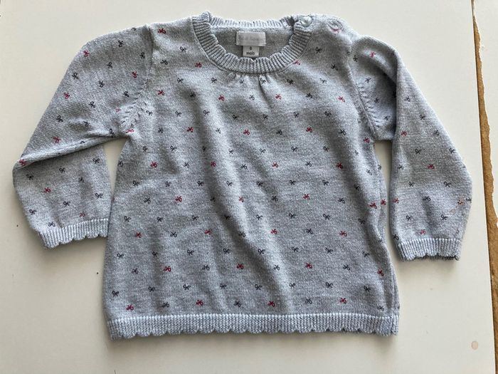Pull gris avec petits noeuds