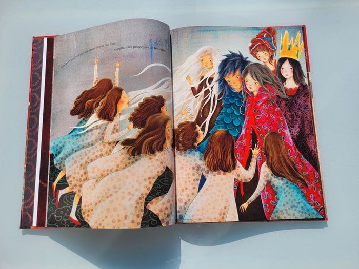 Magnifique livre Mystérieuses Princesses avec des touches métallisées - photo numéro 8