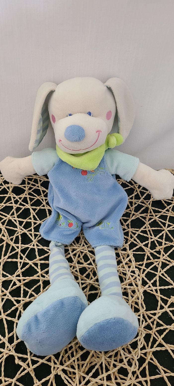 MOTS D'ENFANTS DOUDOU CHIEN BLANC SALOPETTE BLEU