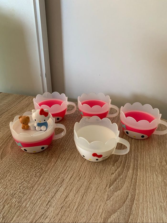 5 tasses hello kitty en plastique