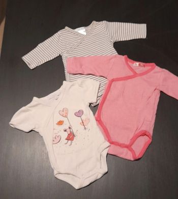 Lot de 3 bodys 1 mois. 1 manche courte et 2 manche longue