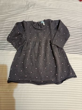 Robe grise à pois