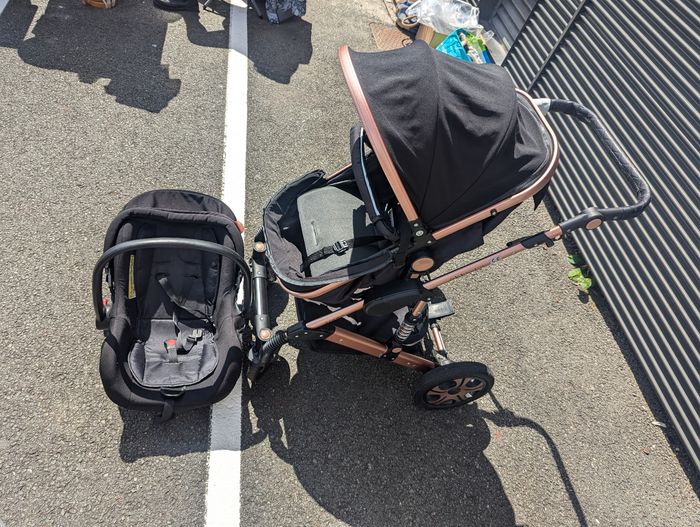 Poussette KEISSER polyvalente noire et dorée, située à Bordeaux