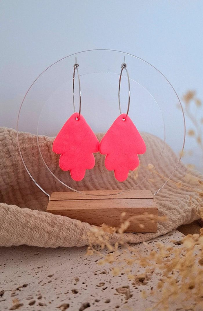 Boucles d’oreilles Feuille Rose Fluo – Création artisanale & unique - neuve 🌿