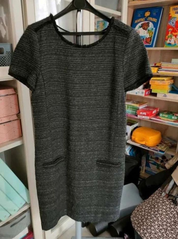 Robe  grise  chinée, détail  frangé,  chic et  décontractée