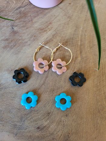 Boucles d'oreilles créoles avec 3 paires de Marguerites