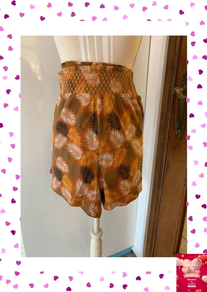 Très joli short Camaïeu avec large bande élastique dans la taille Camaïeu. Taille M