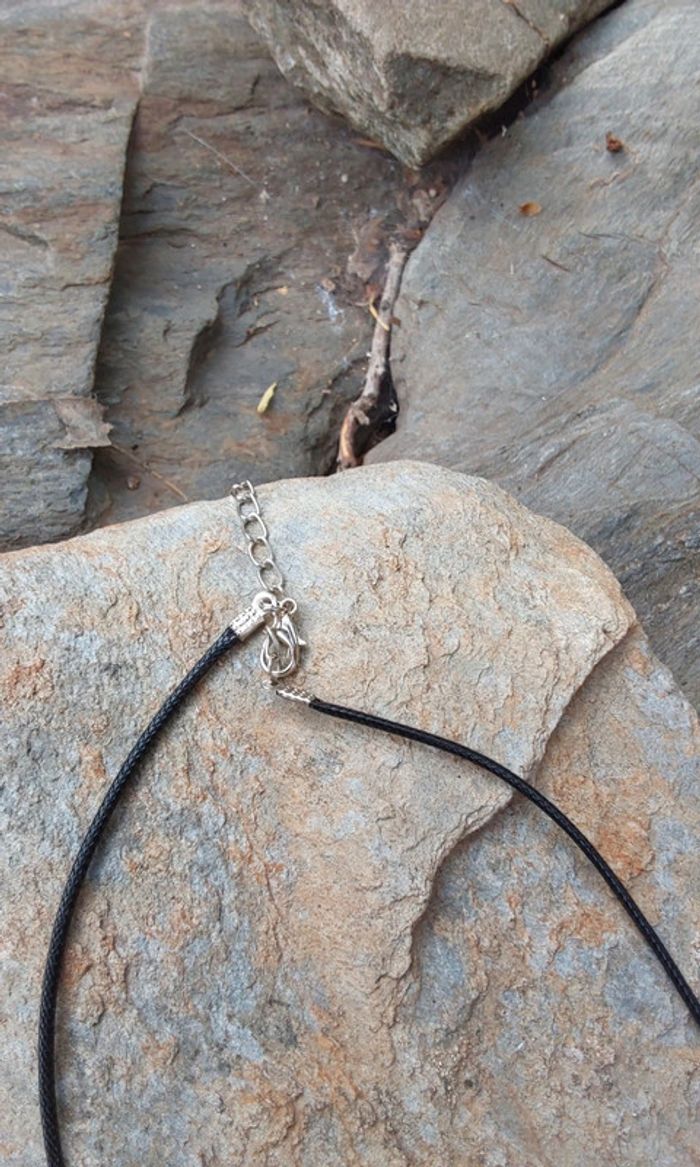 Collier pendentif hippie bohème, perle bois et plume noire - photo numéro 3