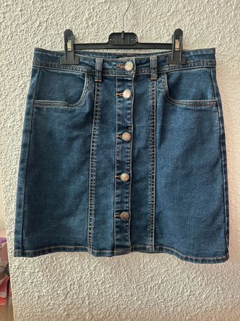 Jupe en jean boutonnée sur l’avant