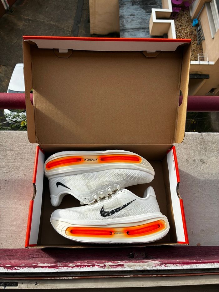 Nike Vomero Premium Sail/Coconut Milk/Total Orange/Black - Taille 42 - Neuves - photo numéro 10