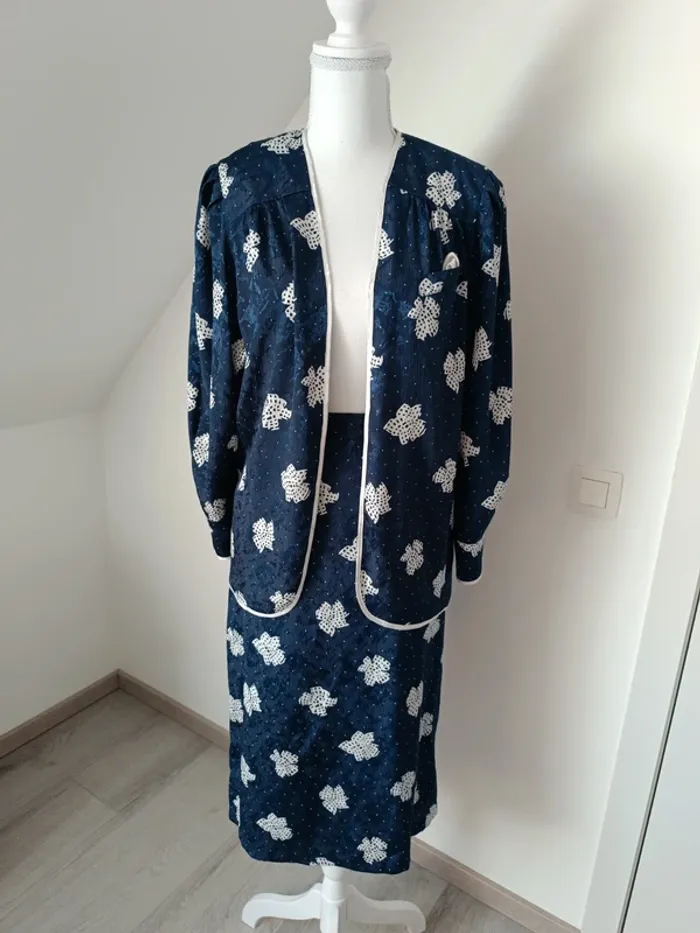 Ensemble vintage 2 pièces bleu marine fleurs blanches (taille 42/44)