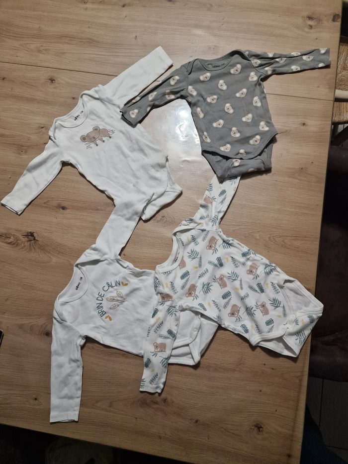 Lot de 4 bodys 12 mois