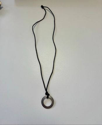 Collier cordon noir avec pendentif cercle en métal