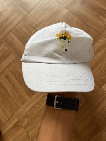 Casquette blanche avec motifs McDo collector