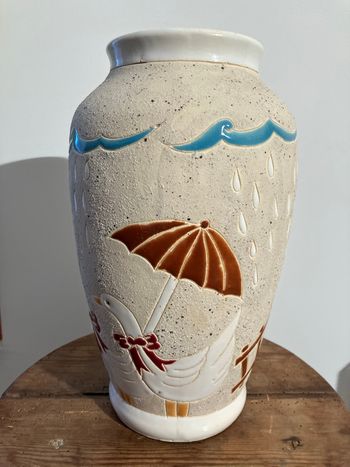 Beau vase signé-design scandinave-Motifs en relief