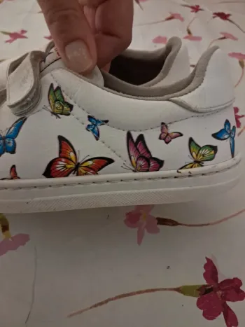 Jolies baskets Cuir blanches et papillons 🦋 multicolores - T31 - Cienta