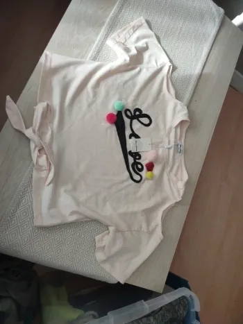 Tee shirt rose love épaule dénudée 14/16 ans