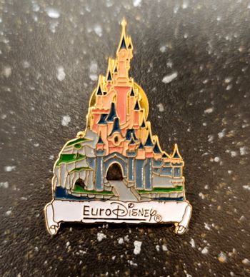 Ancien pin's château Disneyland Paris Eurodisney