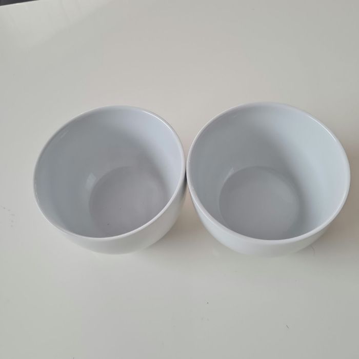 Deux bols en porcelaine blanche