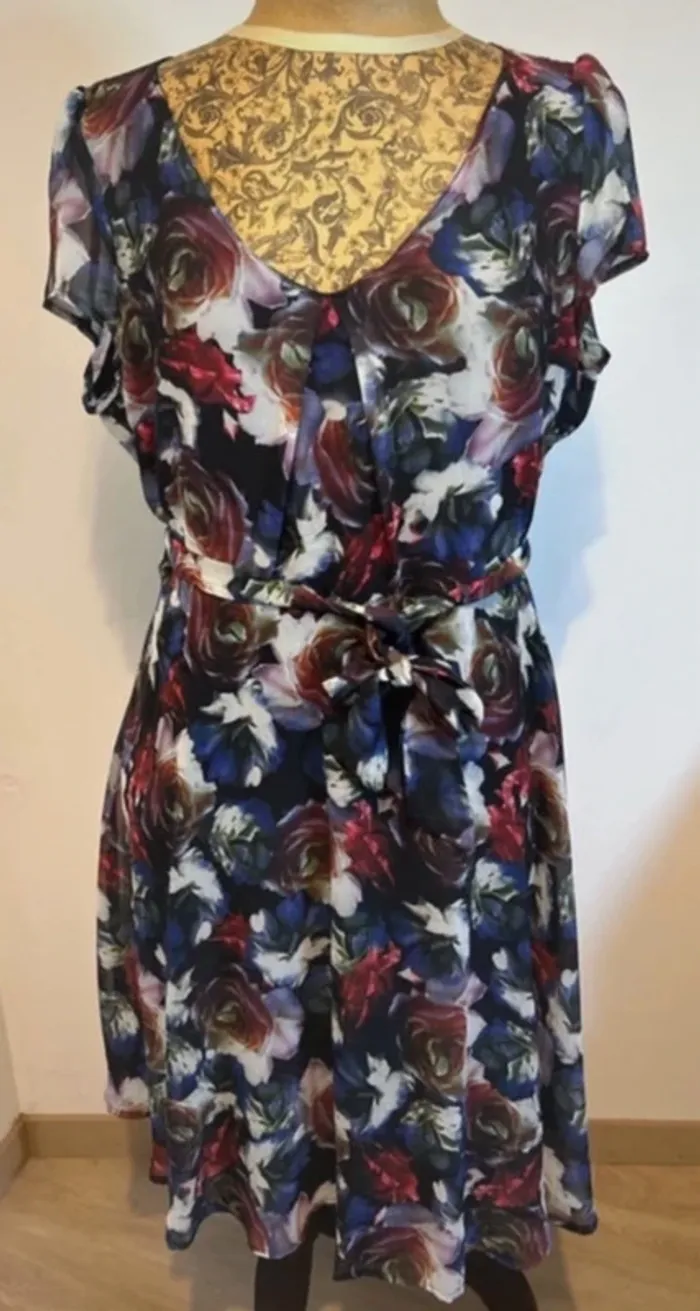 Robe d'été neuve tiisu fleuri Yumi taille 44