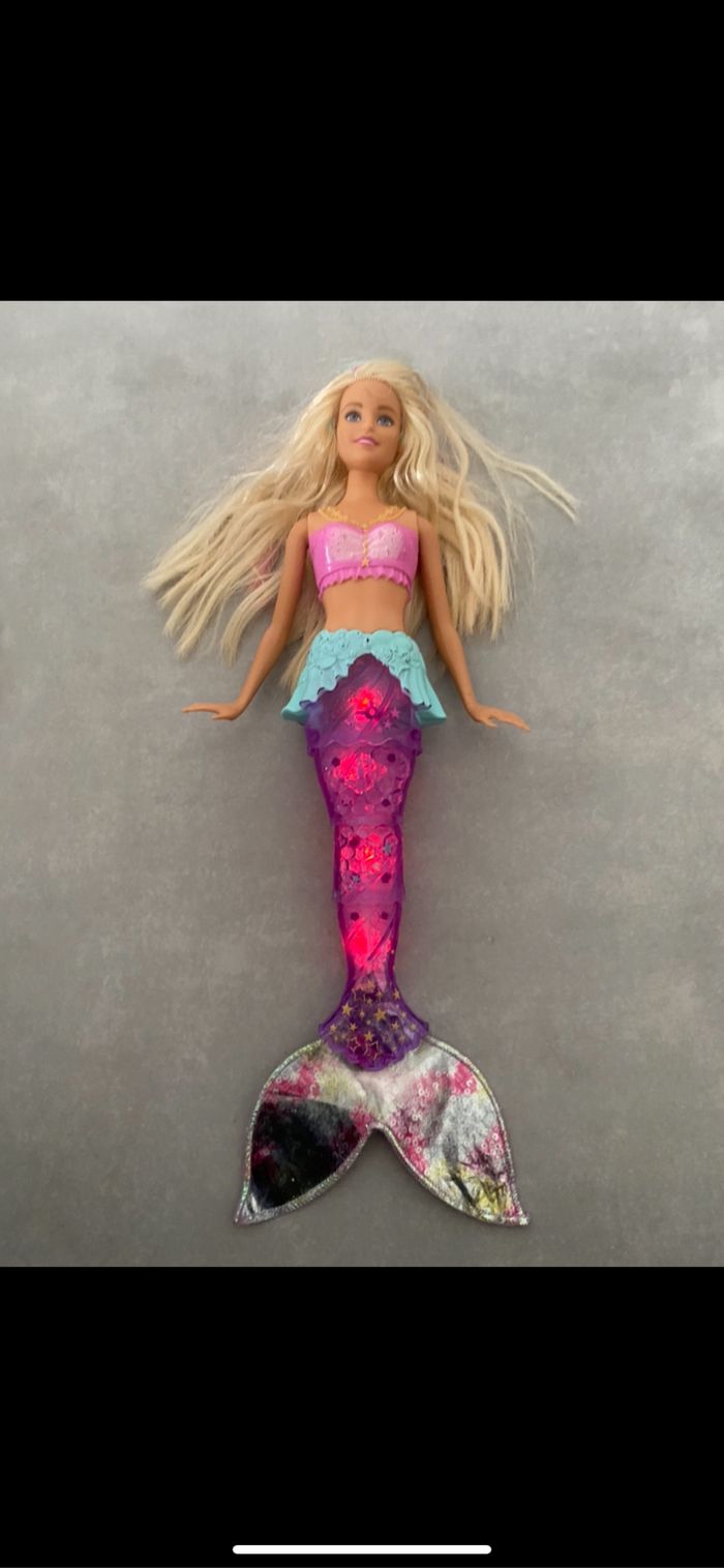 Poupée Barbie sirène lumineuse