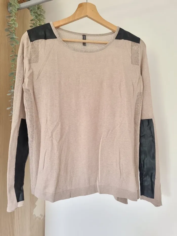 Pull fin taupe avec élément cuir noir