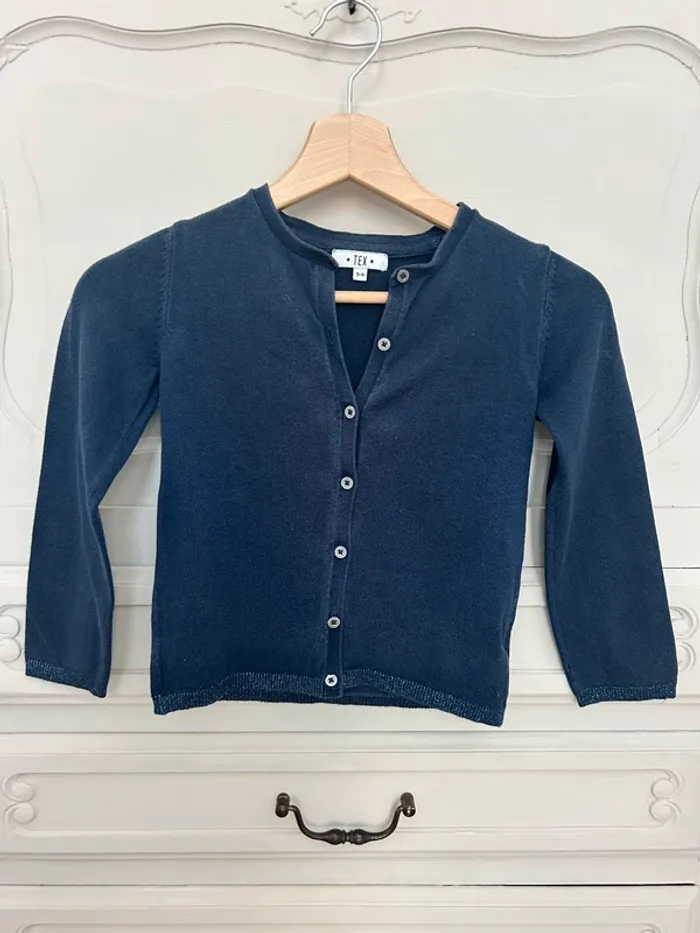 Petit gilet cardigan de couleur bleu foncé , marine taille 6 ans