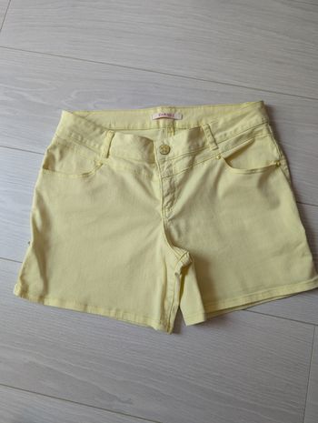 Short jaune pâle