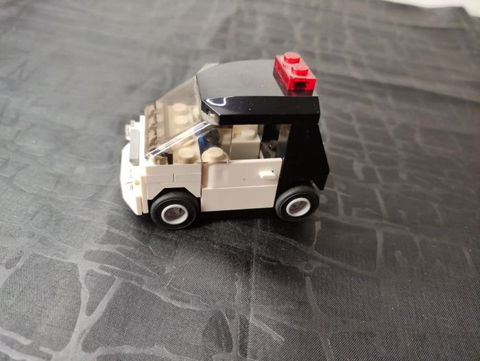 Petite voiture noire et blanche LEGO