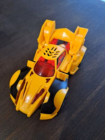 Voiture transformable en dinosaure