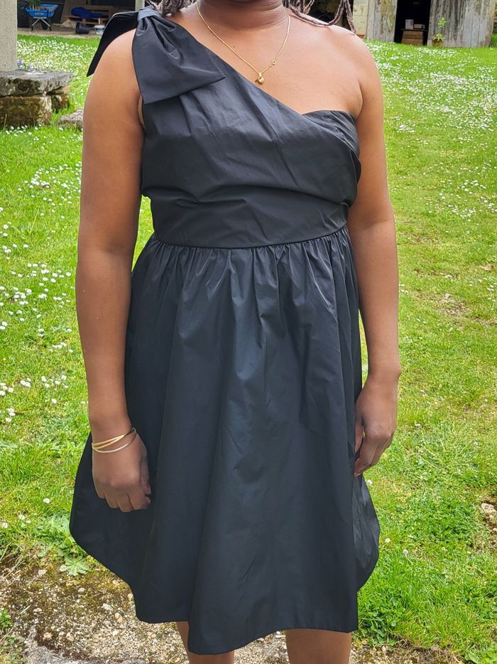 Robe asymétrique noire