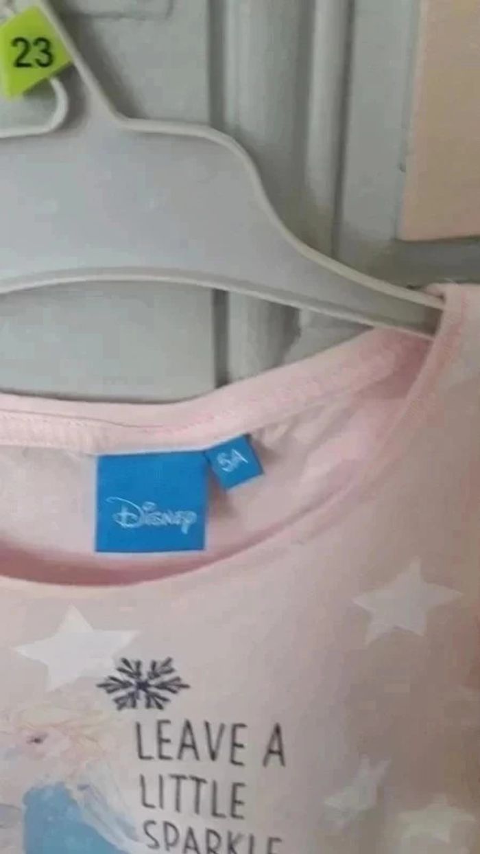 T shirt Reine des neiges 5 ans en très bon état - photo numéro 2