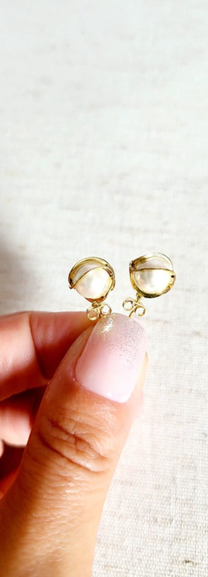 Boucles d’oreilles dorées perles blanches – style minimaliste avec boîte cadeau - photo numéro 4